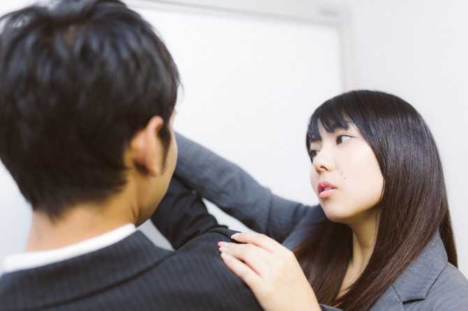 仕事中に興奮させんなよ 職場の女子にされたいボディタッチ ランキング第1位は ニュースパス
