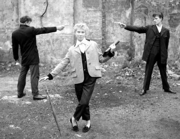1950年代 英ロンドンの女性に人気のギャング風ファッション 映画監督ケン ラッセル撮影 ニュースパス