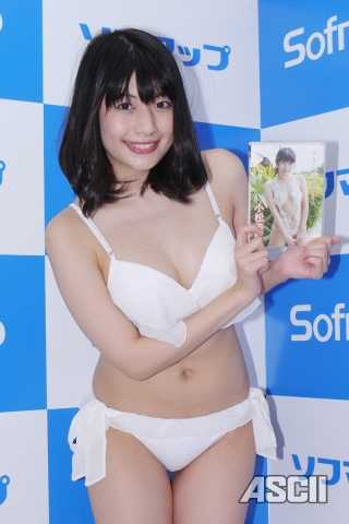 10代の頃より露出度も大幅アップ。「ミスFLASH 2012」の小松美咲、4年