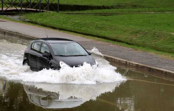 エンジンやテールなど 車はどこまで水に浸かっても平気なのか ニュースパス