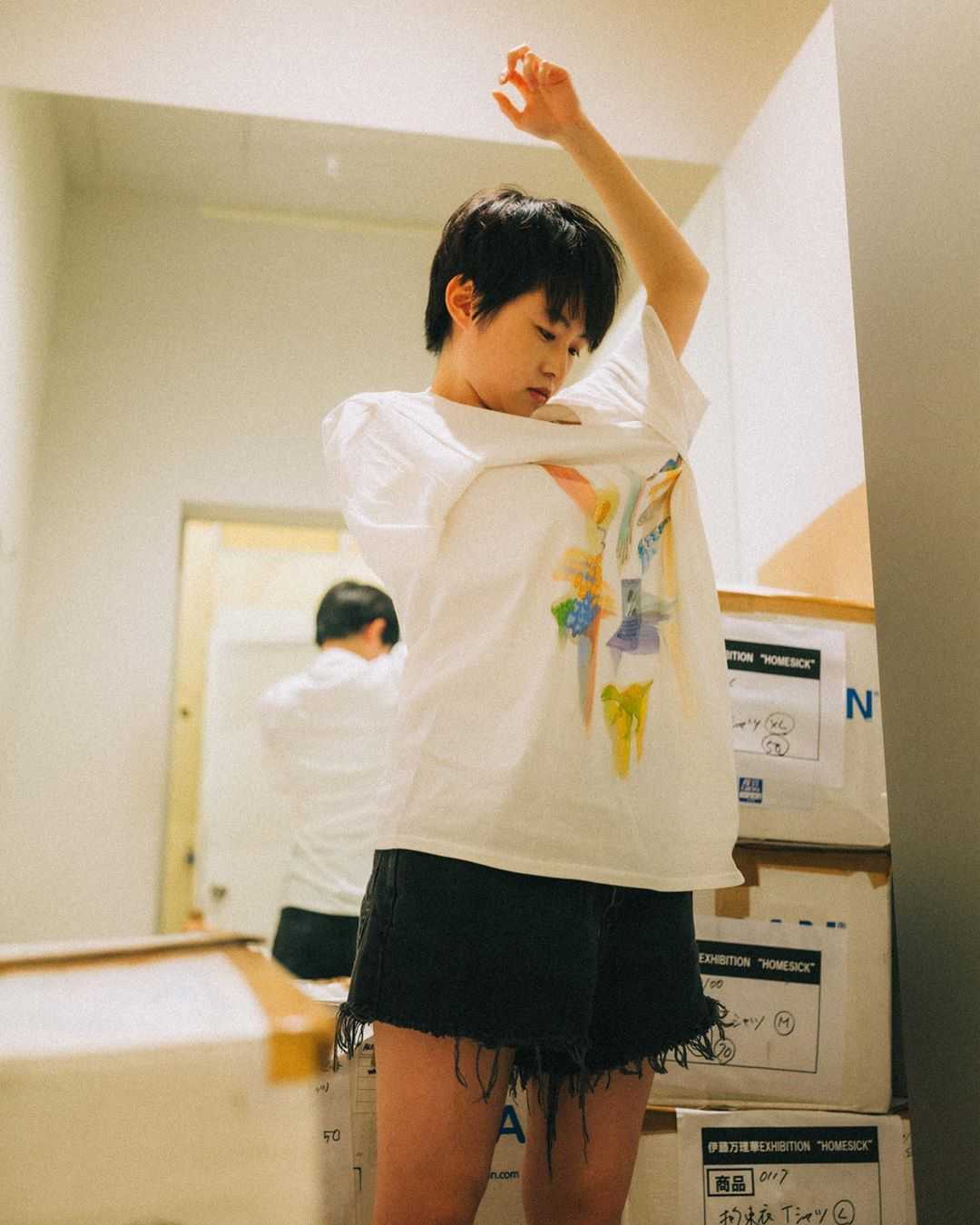 元乃木坂46伊藤万理華 Tシャツお着替え 福岡で開催中の個展をアピール ニュースパス 元乃木坂46伊藤万理華 Tシャツお着替え 福岡で開催中の個展をアピール ニュースパス