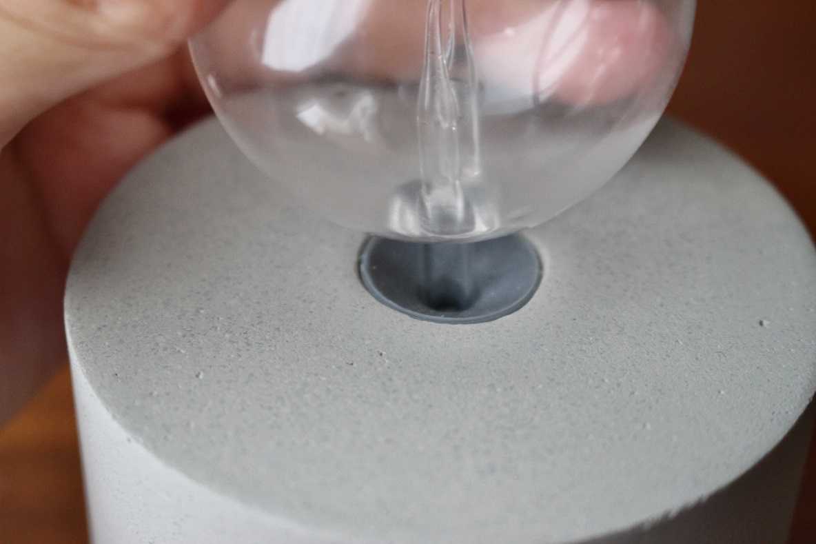 アットアロマ 「ネブライザー式ディフューザー orb（オーブ）」 台座にフラスコを付ける