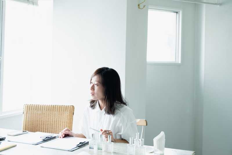 画像: DAWN Perfumeディレクター・香りスタイリストの杏喜子さん。いろいろな角度から、クライアントの状態に寄り添ってくれるカウンセリングに癒やされます。