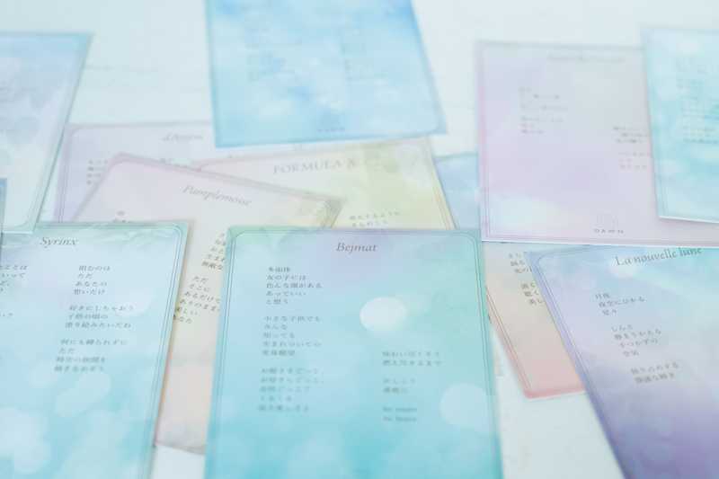 画像: 全種類のパフュームには、杏さんのインスピレーションで降りてきた言葉のメッセージが、オラクルカードのように綴られています。